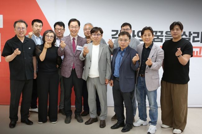 임종식 후보와 대구경북인터넷기자협회 기자단이 간담회를 마친 후 '따뜻한 경북 교육' 실현을 약속하며 기념촬영을 하고 있다. ⓒ 임종식 선거사무실