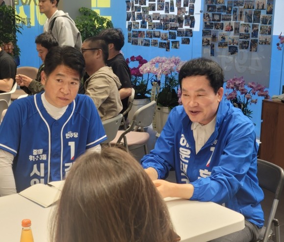 더불어민주당 홍순헌 부산 해운대구청장 후보(사진 오른쪽)는 자신의 선거캠프에서 지역 주민들과의 간담회를 갖고 있다.=서경수 기자