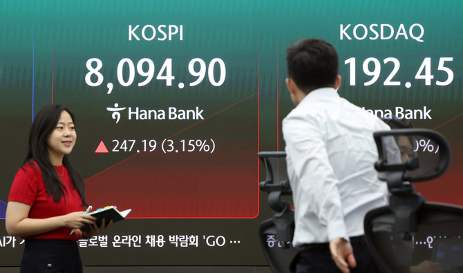 26일 서울 중구 하나은행 딜링룸 현황판에 코스피 등이 표시되고 있다. ⓒ 연합뉴스
