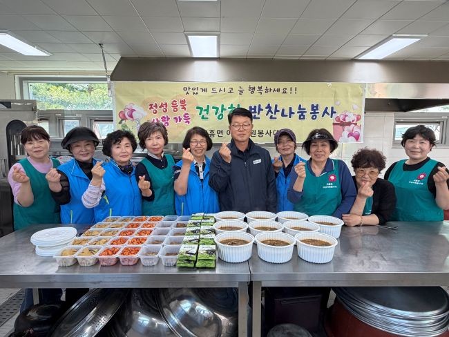 군위군 의흥면 여성자원봉사대는 지난 22일 독거노인, 장애인 가구에 '반찬나눔봉사' 활동을 펼쳤다. ⓒ 군위군