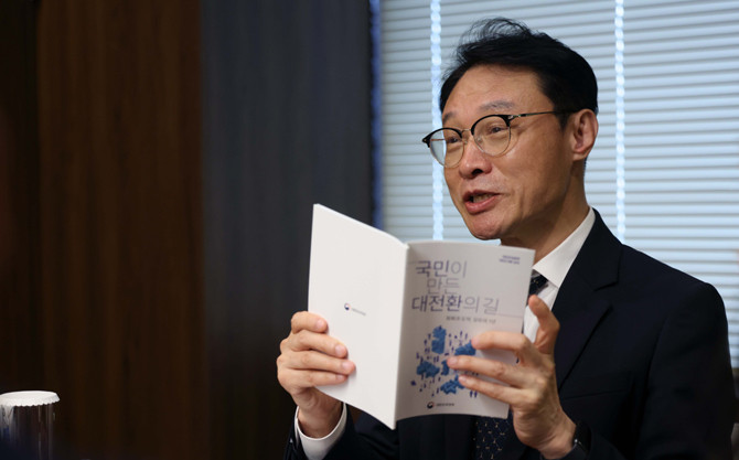 이 수석이 이재명 정부 1년 성과 책자를 펼치며 설명하고 있다. ⓒ 뉴스핌·이투데이 공동제공