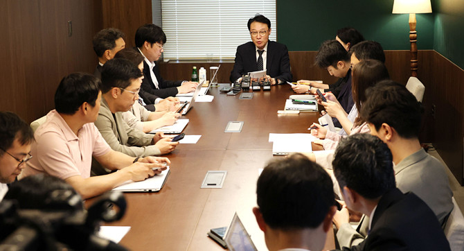이 수석은 "저희는 국민들이 생각하는 것만크미나 열심히 일하고 있다"며 "어떻게든 꾀를 더 내 정책을 더 잘만들고 국민들이 더 펴난하고 잘 살 수 있는 방법을 찾아내는 데 전력을 다하고 있다"고 했다. ⓒ 뉴스핌·이투데이 공동제공