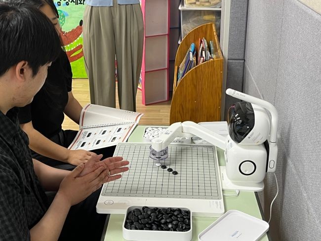 경북도가 도입한 스마트 돌봄 로봇(센스로봇 고). ⓒ 경북도