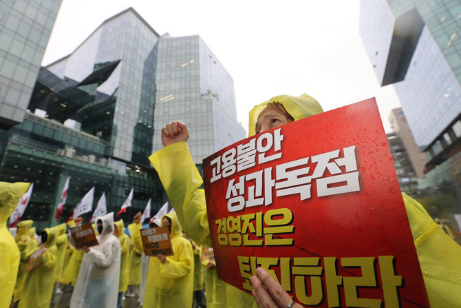 전국화학섬유식품산업노동조합 카카오지회(카카오 노조) 조합원들이 지난 20일 경기도 성남시 판교역 광장에서 '2026 임단협 승리 결의대회'를 열고 구호를 외치고 있다. ⓒ 연합뉴스