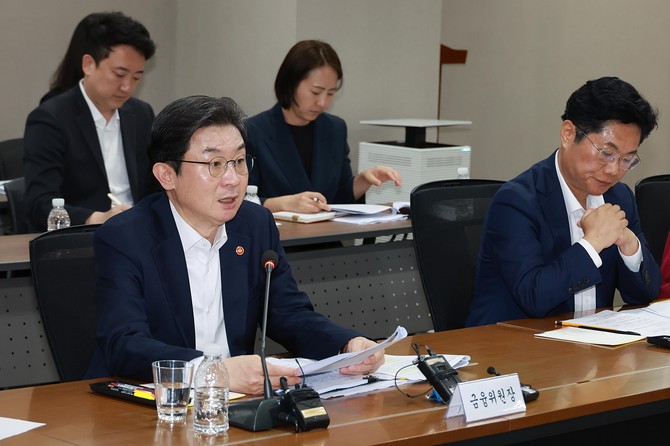 이억원 금융위원장이 28일 오후 서울 중구 신용회복위원회 서민금융통합지원센터에서 정부, 유관기관, 대부협회, 민간·현장전문가 등과 개최한 제5차 포용적 금융 대전환 회의에서 금융위원회가 마련한 '포용금융 전략 추진단 구성 및 운영방향'과 '매입채권추심업 허가제 전환 방안' 및 하나금융지주의 '포용적 금융 대전환 방안'에 대해 논의했다. ⓒ 금융위원회