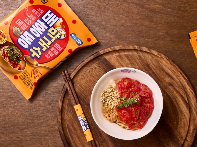 농심 소바쥬 협업 메뉴 '배홍동 토마토 막국수' 연출 이미지. ⓒ 농심
