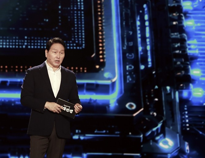 최태원 SK그룹 회장이 지난 28일 방영된 KBS 다큐 인사이트 '인재전쟁2 – 최태원의 대답'에 출연해 AI 인재상에 대해 강연하고 있다. ⓒ SK그룹