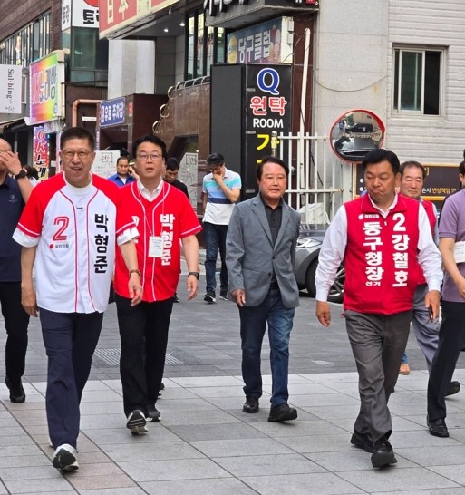 국민의힘 강철호 부산 동구청장 후보(오른쪽), 박형준 부산시장 후보(왼쪽)가 함께 거리 유세하는 모습. ⓒ 프라임경제