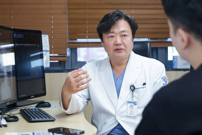 백 교수가 PTSD 환자와의 상담을 진행하고 있다. ⓒ 경희의료원