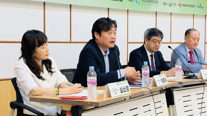 백 교수가 자살예방포럼에 패널로 참석해 발언하고 있다. ⓒ 경희의료원