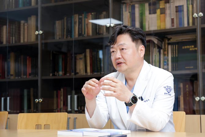 백 교수는 "국민의 생명을 지키는 직업을 가진 이들은 PTSD에 노출될 위험이 일반인 보다 더 높다고"고 진단했다. ⓒ 경희대병원