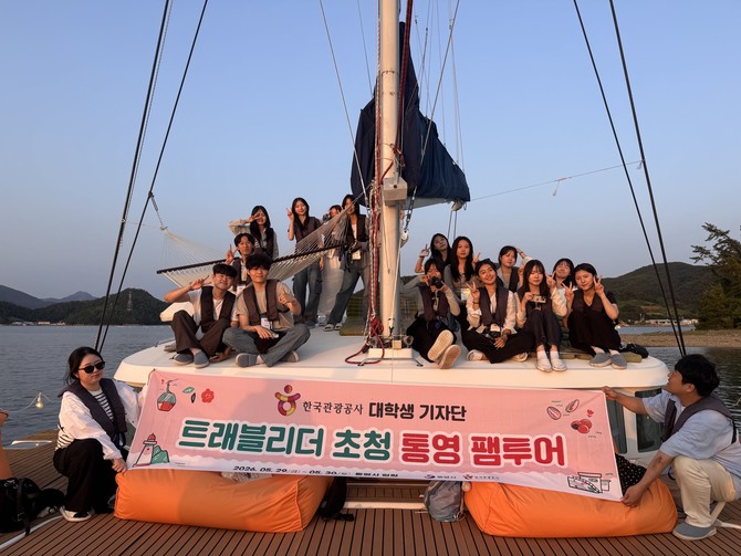 창원시가 창신대학교, ㈜돝섬해피랜드와 함께 돝섬 반려해변 환경정화 활동 추진을 위한 업무협약을 체결하고, 학생 봉사단 20여 명과 함께 해변 정화활동을 하고 기념촬영을 하고 있다. ⓒ 창원시