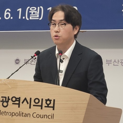 하정우 민주당 부산 북구갑 후보가 지난 1일 부산시의회 브리핑룸에서 기자회견 하는 모습. = 서경수 기자