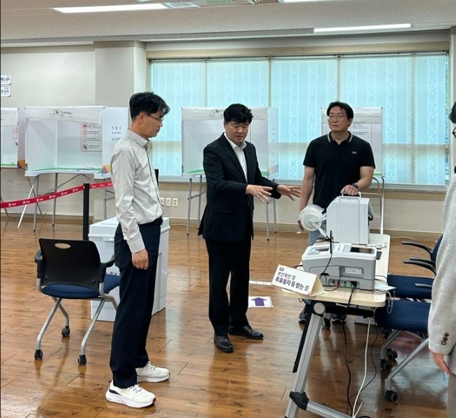 정성현 구미시장 권한대행은 투표소를 직접 방문해 투표소 설치 상태와 운영 준비 상황을 꼼꼼히 살피고 있다. ⓒ 구미시