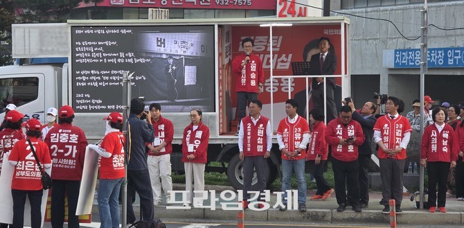 6·3 지방선거를 하루 앞둔 2일 국민의힘 엄승용 보령시장 후보가 보령시 동대동 사거리에서 연단에 올라 마지막 합동유세를 하고 있다. =오영태 기자