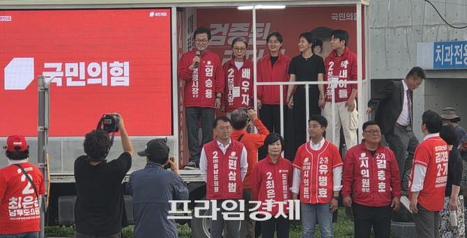 6·3 지방선거를 하루 앞둔 2일 국민의힘 엄승용 보령시장 후보와 가족들이 참석해 눈길을 끌었다. =오영태 기자