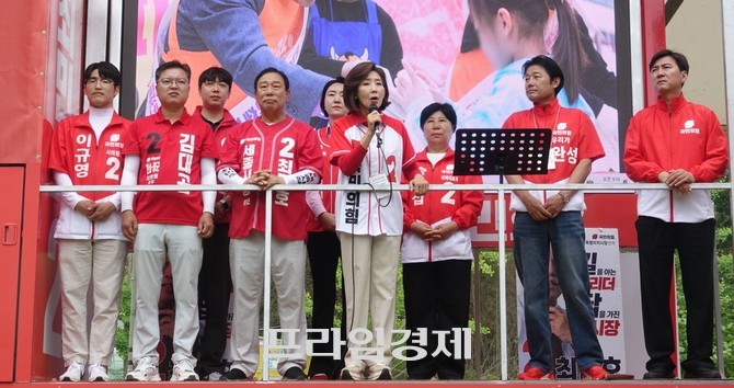 나경원 국회의원이 6·3 지방선거 본투표를 하루 앞둔 2일 세종시 세종보사업소 일원을 찾아 최민호 세종시장 후보 지원유세에 나섰다. ⓒ 프라임경제