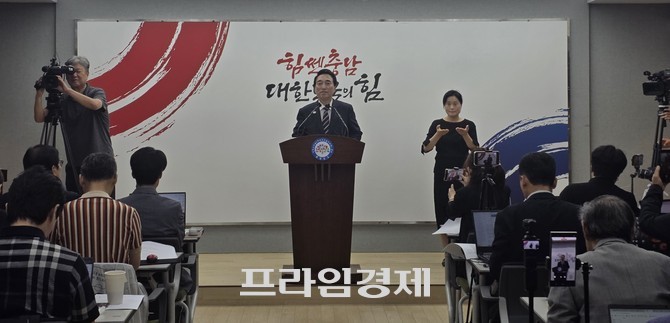 박수현 당선인이 8일 충남도청 프레스센터에서 기자회견을 열고 준비위원회 주요 인선과 운영 방향을 발표하고 있다. =오영태 기자