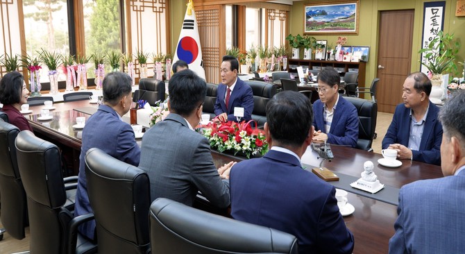백성현 시장은 8일 시청에서 열린 간부 티타임을 갖고 있다. ⓒ 논산시