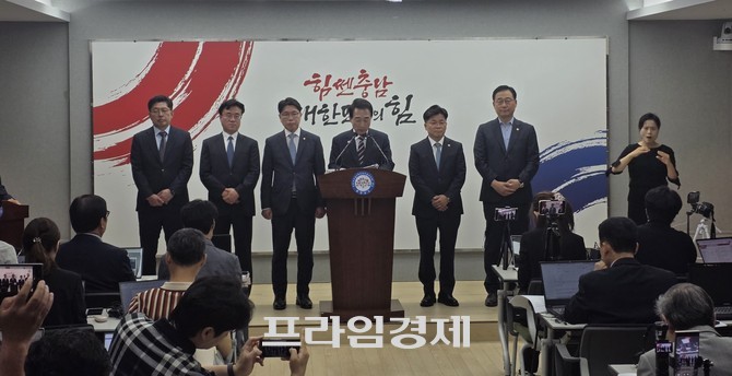 박수현 충남도지사 당선인은 8일 충남도청에서 열린 기자회견에서 도정 인수 준비 상황과 주요 정책 방향을 설명하고 있다. =오영태 기자