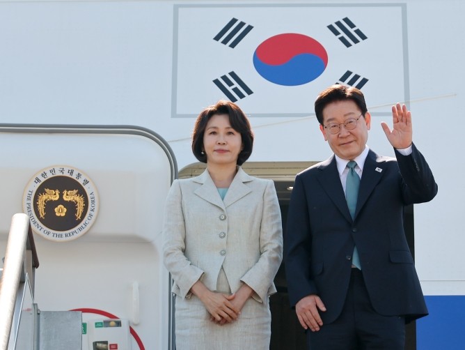 주요 7개국(G7) 정상회의 참석과 유럽 순방을 위해 출국하는 이재명 대통령(오른쪽)과 김혜경 여사. ⓒ 연합뉴스