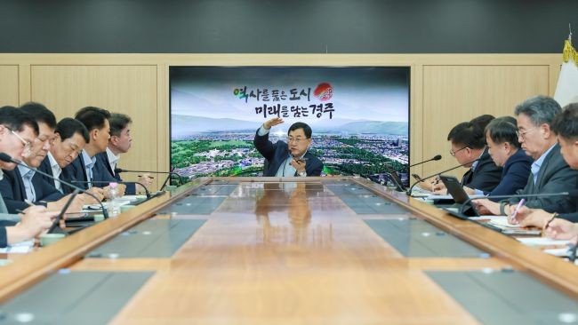 주낙영 경주시장이 9일 시청 영상회의실에서 국·소·본부장회의를 주재하며 민선 9기 주요 공약사업과 현안사업 추진 상황을 점검하고 있다. ⓒ 경주시