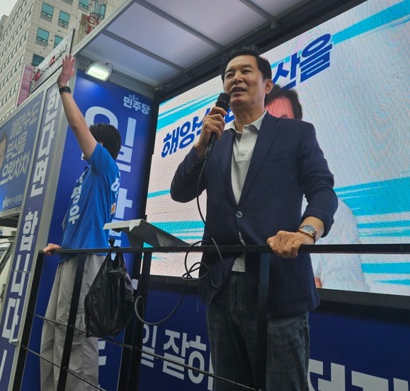6·3 지방선거에서 류 전 식약처장이 유세차량에 올라 하정우 민주당 부산 북구갑 후보에 지지 연설하는 모습=서경수 기자