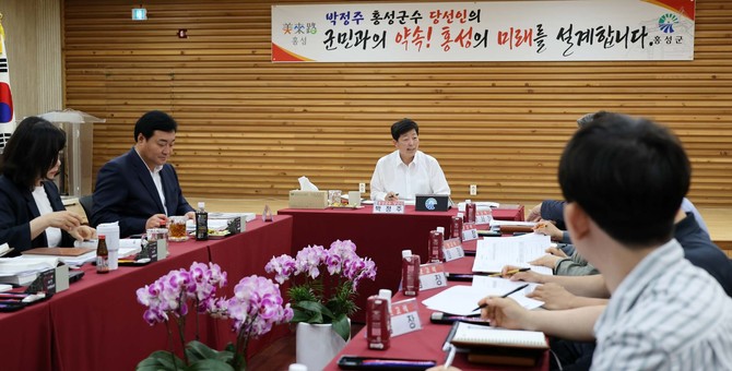 박정주 당선인이 지난 8일부터 별도의 인수위원회 대신 '군정 미래 설계실'을 운영하며 군정 업무 파악과 현안 점검에 집중하고 있다. ⓒ 홍성군