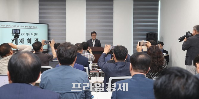 엄승용 보령시장 당선인은 9일 보령시 누리보듬센터에서 열린 기자회견 후 기자의 질의응답을 하고 있다. = 오영태 기자