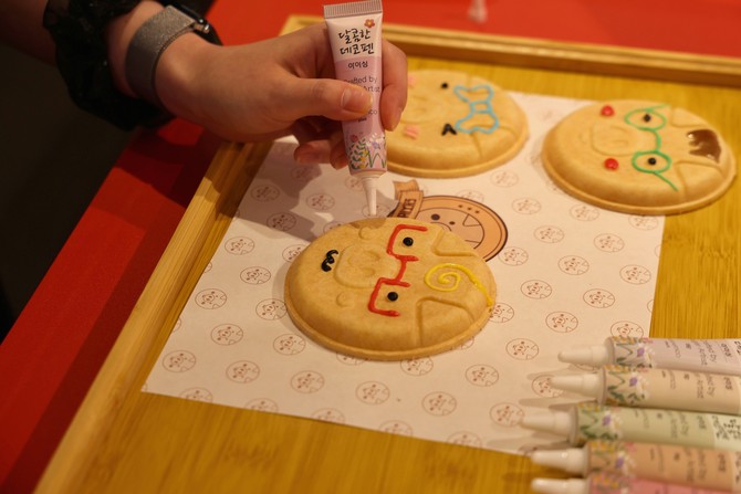 '돼지바 빵집 since 1983' 팝업스토어에서 한 방문객이 밤티 돼지바빵 꾸미기에 참여하고 있다. ⓒ 롯데웰푸드