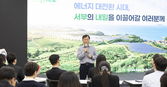 이정복 서부발전 사장이 지난 8일 충남 태안 본사에서 열린 CEO 타운홀 2.0에서 경영현안에 대해 설명하고 있다. ⓒ 서부발전