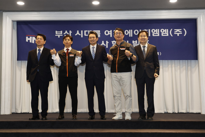 지난 4월 HMM 노사는 30일 본사 부산 이전에 합의했으며, 노사합의서 서명식에서 관계자들이 기념촬영을 하고 있는 모습. ⓒ HMM