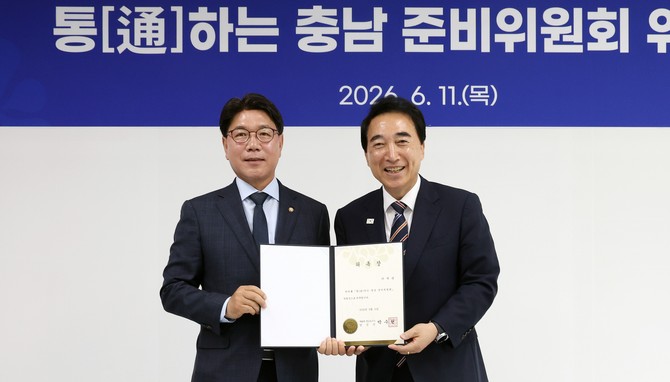 박수현 당선인은 11일 내포신도시 충남공공기관합동청사에서 이재관 위원장을 위촉 후 기념촬영을 하고 있다. ⓒ 충남도