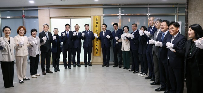 '통(通)하는 충남 준비위원회'는 11일 내포신도시 충남공공기관합동청사에서 위원 위촉식과 현판식을 개최 후 기념촬영을 하고 있다. ⓒ 충남도