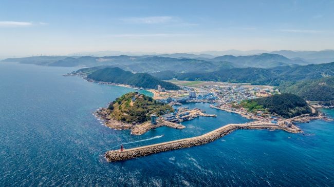 해양수산부 어촌분야 일반농산어촌개발사업에 최종 선정된 축산권역 일원의 축산항 전경. ⓒ 영덕군