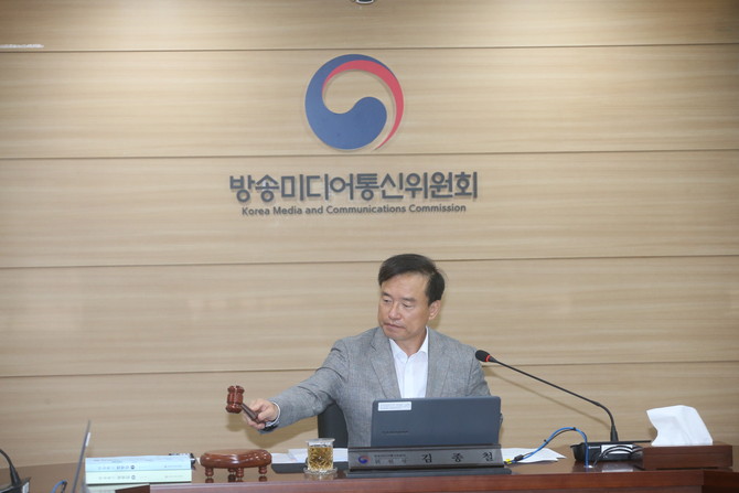 김종철 방송미디어통신위원장(가운데)이 12일 정부과천청사에서 '2026년 제17차 전체회의'를 진행하고 있다. ⓒ 방송미디어통신위원회
