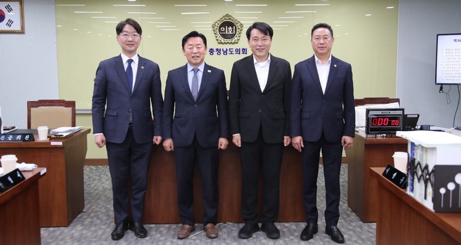 기획경제위원회는 12일 열린 제368회 정례회 제2차 회의에서 기획조정실 추가경정예산안과 결산안을 개최 후 기념촬영을 하고 있다. ⓒ 의회사무국