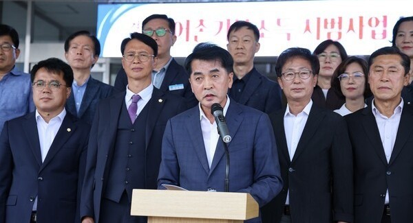 최재형 충북 보은군수가 11일 오후 군청에서 농림축산식품부의 농어촌 기본소득 시범사업 추가 공모에 최종 선정과 관련해 기자회견을 하고 있다. ⓒ 보은군