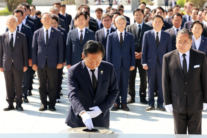 정청래 더불어민주당 대표가 12일 광주 북구 국립5ㆍ18민주묘지를 찾아 참배하고 있다. ⓒ 연합뉴스