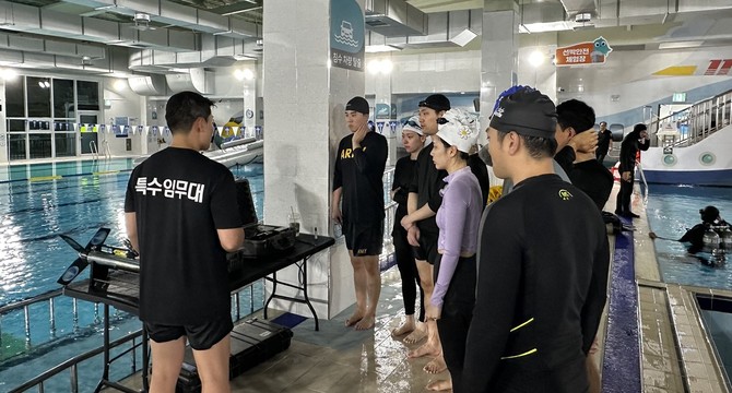 특수임무대원의 설명을 듣고 있는 승무원들. ⓒ 에어로케이항공