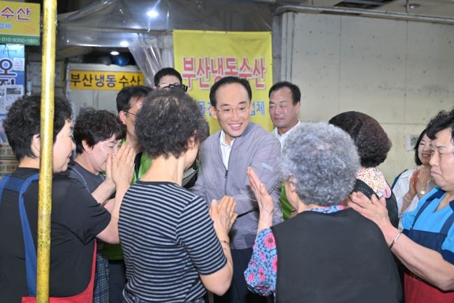 칠성시장 상인들에게 둘러쌓여 당선 축하 박수을 받으며 인사를 나누고 있는 추경호 당선인. ⓒ 추경호 대구시장직 인수위