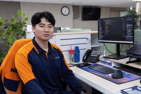 포항제철소 에너지 저감 아이디어 공모전에서 최우수상을 수상한 생산기술부 생산기술섹션 김성윤 대리. ⓒ 포스코