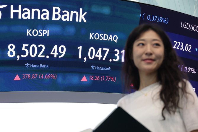 코스피가 미·이란 전쟁 종전합 의에 힘입어 상승 출발한 15일 서울 중구 하나은행 딜링룸 현황판에 코스피, 코스닥 지수가 표시되고 있다. ⓒ 연합뉴스