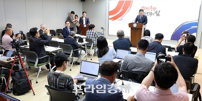 김선태 당선인 대변인이 15일 충남도청 프레스룸에서 기자회견을 열고 도내 15개 시·군을 8개 권역으로 나눠 '도민과 통하는 충남' 타운홀 미팅을 개최한다고 밝히고 있다. ⓒ 프라임경제