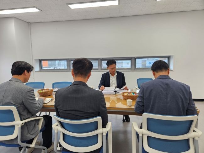 시정 운영 방향을 정립을 위한 업무 점검을 하고 있는 김병삼 영천시장 당선인. ⓒ 김병삼 당선인