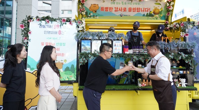 윤호중 행정안전부 장관(오른쪽)이 15일 정부대전청사에서 산불 대응 성과 격려를 위해 산림청 직원들에게 직접 커피를 전달하고 있다. ⓒ 산림청