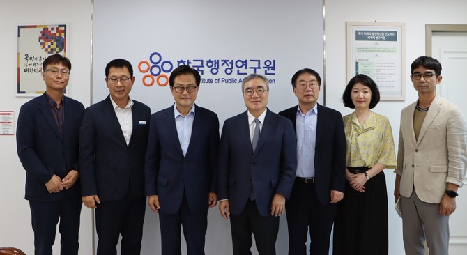 엄승용 당선인은 15일 한국행정연구원과 한국지역정보개발원을 잇따라 방문해 AI 기반 스마트 행정 구축 방안을 논의 후 기념촬영을 하고 있다. ⓒ 보령시