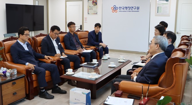 엄승용 당선인은 15일 한국행정연구원과 한국지역정보개발원을 잇따라 방문해 AI 기반 스마트 행정 구축 방안을 논의하고 있다. ⓒ 보령시