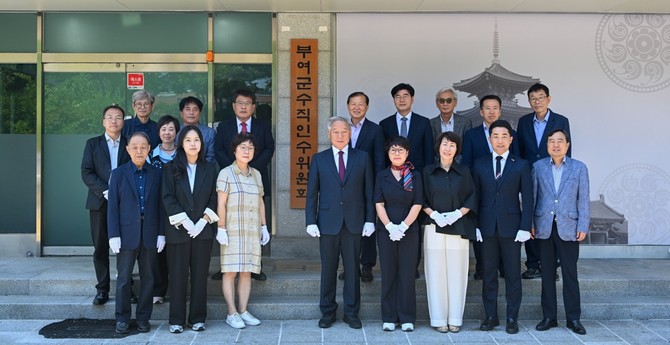 이용우 부여군수 당선인과 부여군수직 인수위원회 관계자들이 15일 규암면 옛 백제문화제재단 사무실에서 열린 현판식에서 기념촬영을 하고 있다. ⓒ 프라임경제