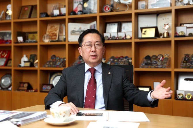 PTSD는 전역 후 수년이 지나 발현될 수 있지만, 기존 제도는 이를 충분히 반영하지 못했다. 유용원 의원은 이번 개정안이 그 공백을 메우는 첫걸음이라고 설명했다. ⓒ 유용원 의원실